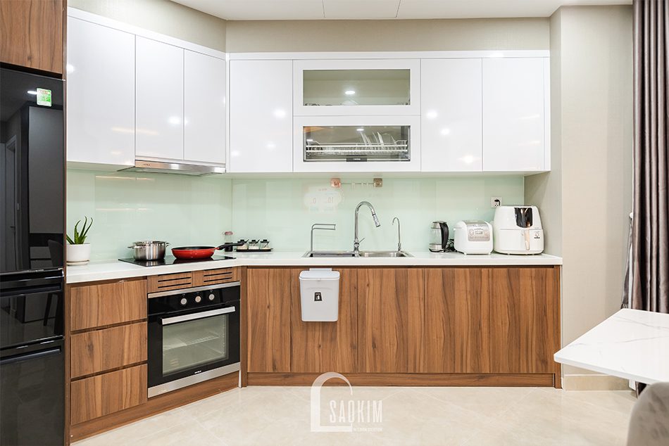 Hệ tủ bếp với không gian cất trữ lớn giúp căn bếp lúc nào cũng gọn gàng, sạch sẽ
