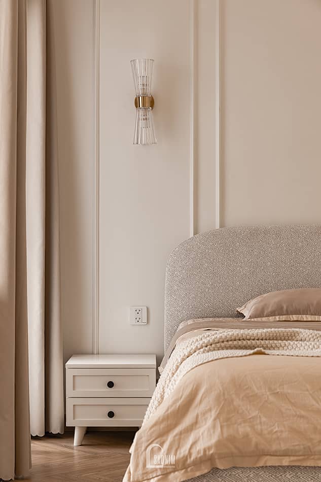 Hoàn thiện thiết kế thi công nội thất phòng ngủ master chung cư Aqua Bay Ecopark - 108m2 phong cách Parisian với giường ngủ bọc nỉ