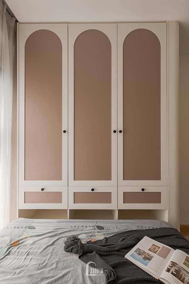 Hoàn thiện thiết kế thi công nội thất phòng ngủ con gái chung cư Aqua Bay Ecopark - phong cách Parisian. Hệ tủ quần áo cánh vòm màu hồng trắng