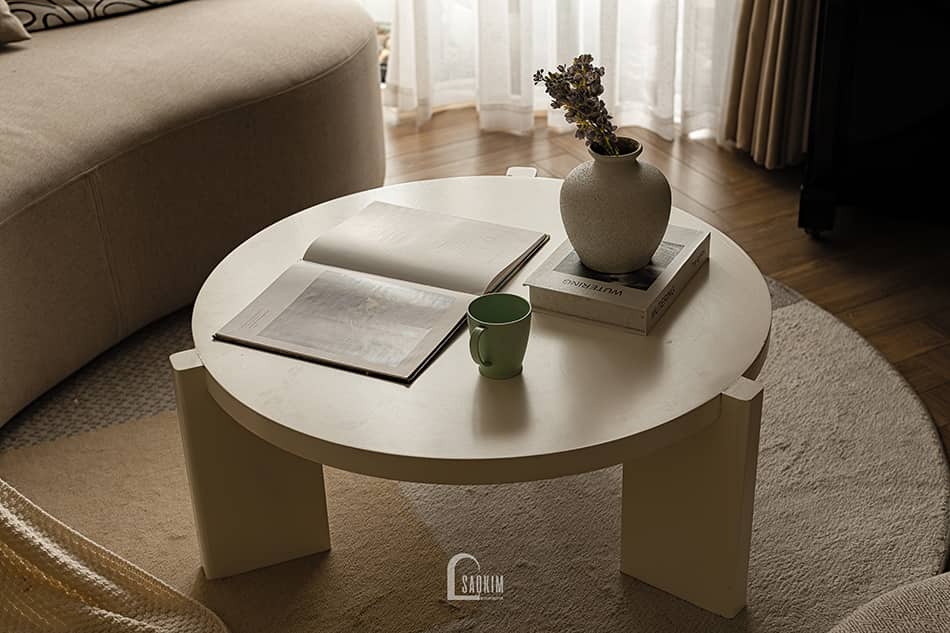 Hoàn thiện thiết kế thi công nội thất chung cư Aqua Bay Ecopark phong cách Parisian lựa chọn bàn trà tròn thấp
