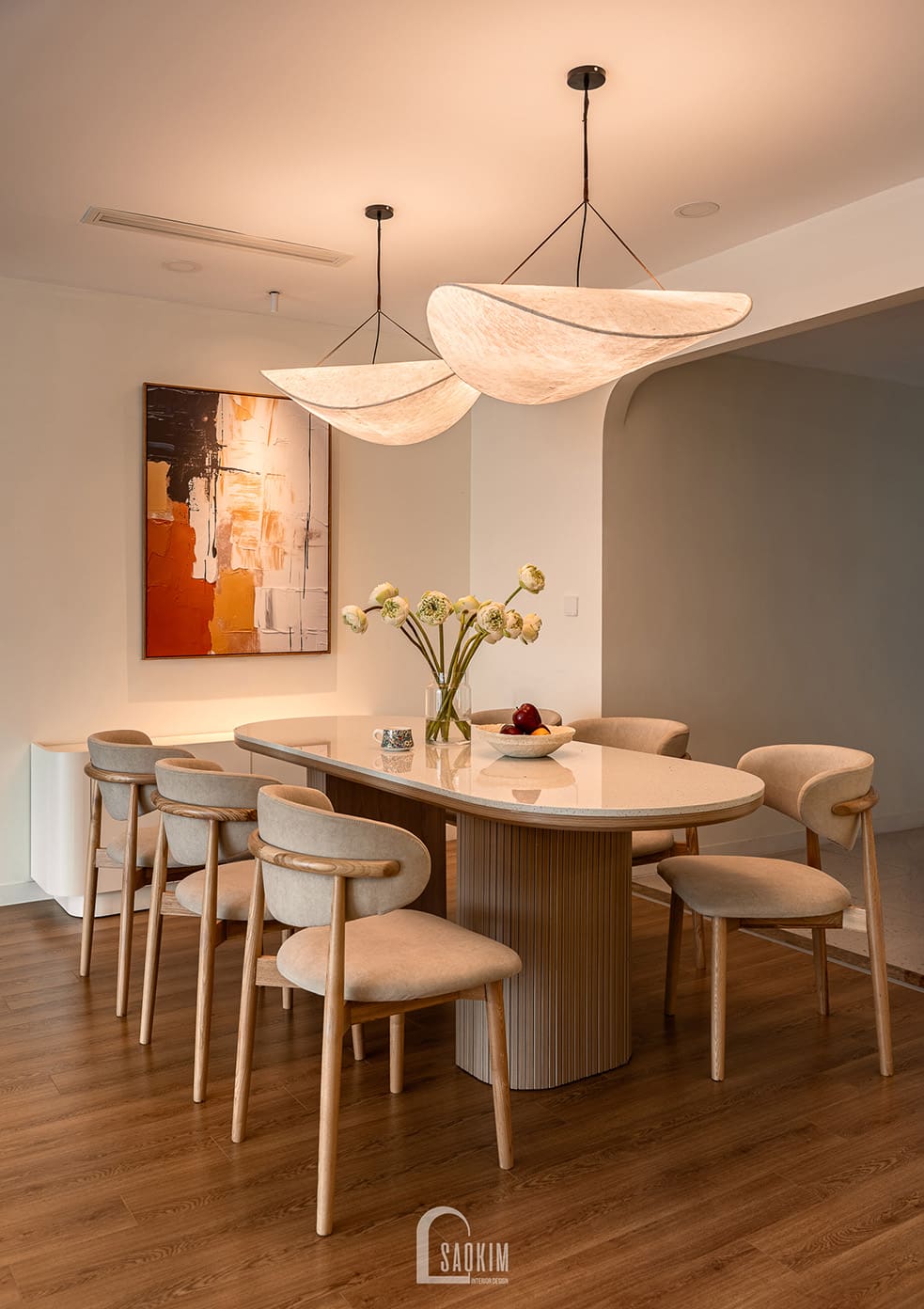 Thiết kế thi công nội thất chung cư phong cách Wabi Sabi mix Japandi lựa chọn hệ đèn thả ánh vàng ấm tạo cảm giác quây quần.