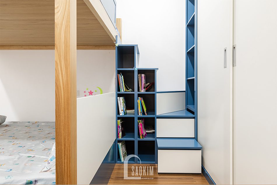Cầu thang lên giường tầng được kiến trúc sư khéo léo biến tấu thành kệ sách, tủ để đồ