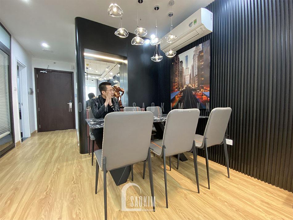 Bức ảnh nội thất Sao Kim xin chụp anh chủ nhà ngồi bên khu vực bàn ăn